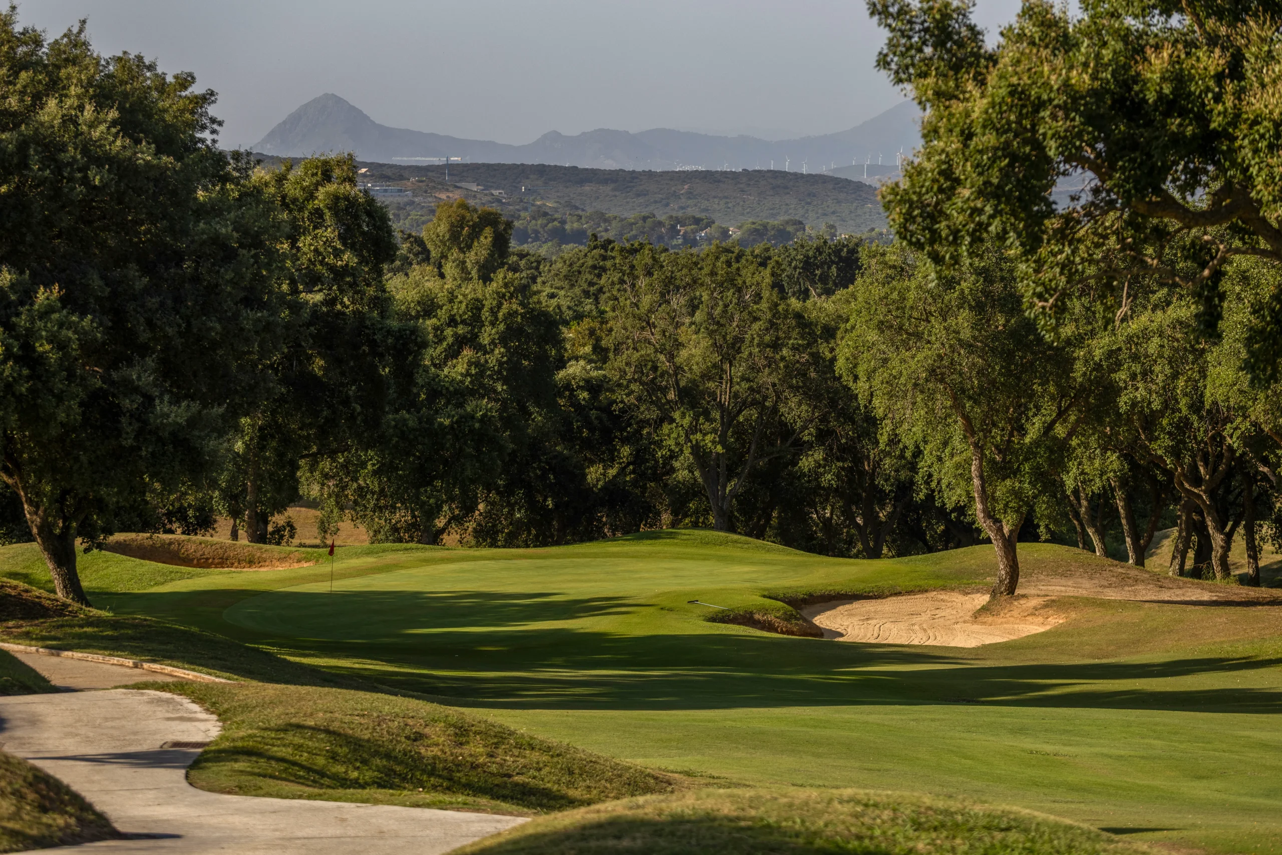 Descubre el proyecto de branding para San Roque Golf & Resort. Creamos una nueva identidad visual para consolidarlo como un destino de golf de lujo en la Costa del Sol. 4