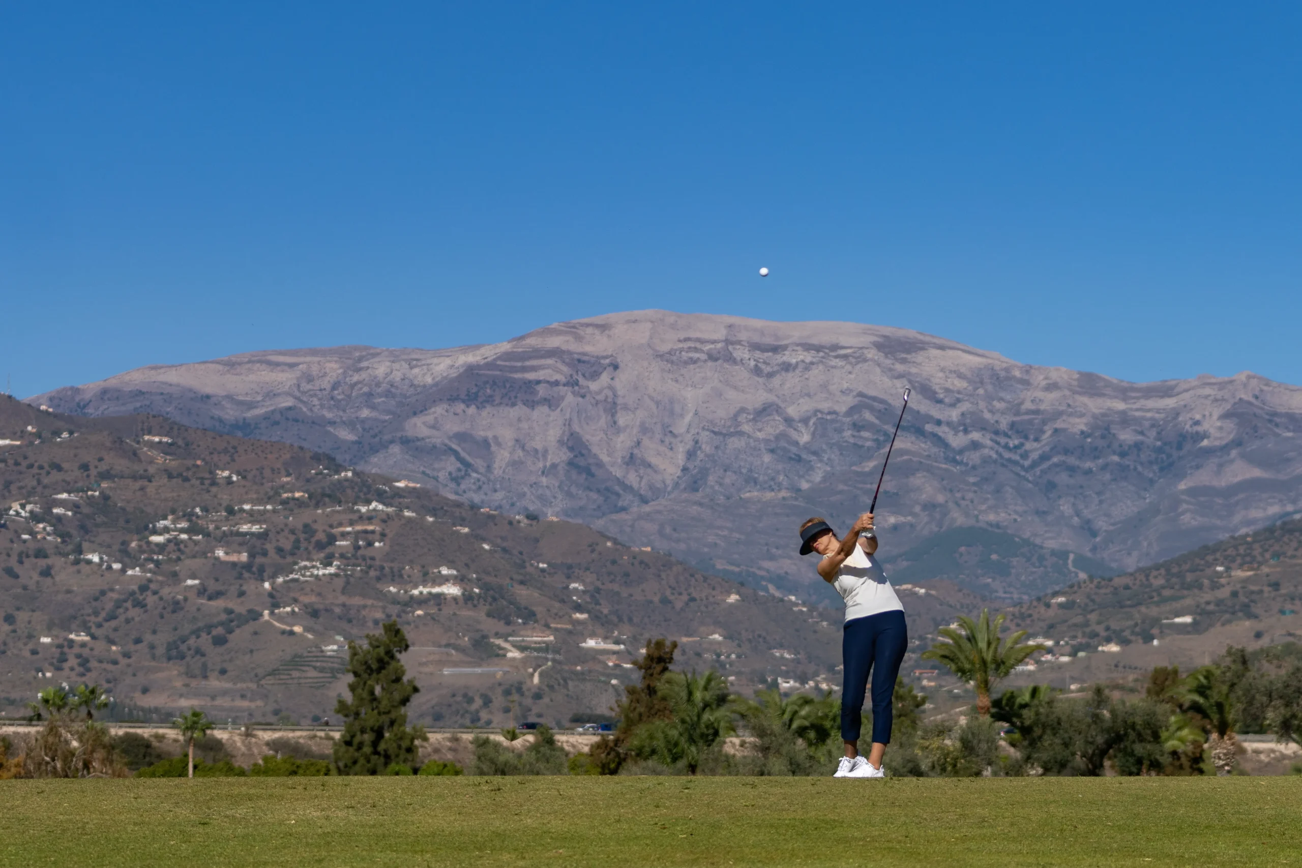 Proyecto de branding para Baviera Golf. Conoce cómo su nueva identidad visual, logotipo y estrategia de marca refuerzan su posicionamiento como un campo de golf exclusivo. Baviera Golf 2
