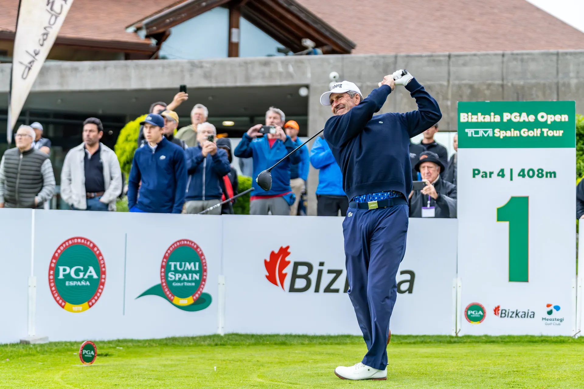 Turismo de golf en España: jugador en el Bizkaia PGAe Open, torneo comunicado por Hola in Company